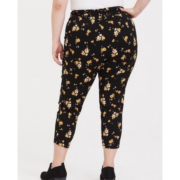 NEW Torrid Black and Yellow Floral Challis Tie Front Tapered Ankle Pants Size 0 - Picture 3 of 12